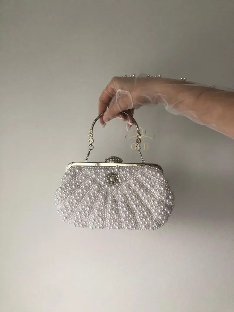 Сумка в перлинах з брошкою