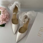 Білосніжні атласні туфлі з перлами та прозорим обʼємним бантом