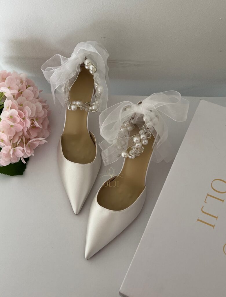 Білосніжні атласні туфлі з перлами та прозорим обʼємним бантом