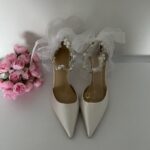 Білосніжні атласні туфлі з перлами та прозорим обʼємним бантом