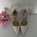 Білосніжні атласні туфлі з перлами та прозорим обʼємним бантом