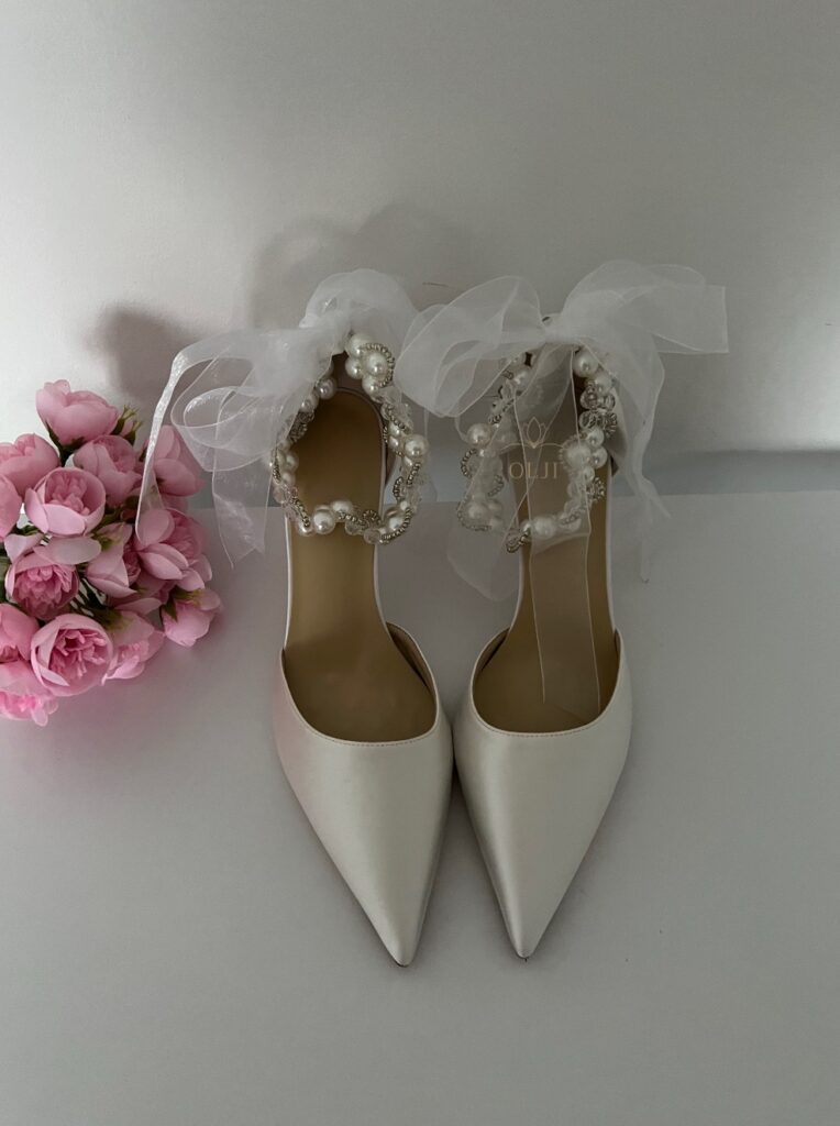 Білосніжні атласні туфлі з перлами та прозорим обʼємним бантом