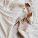 Класичні атласні туфлі з ремінцем