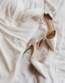 Класичні атласні туфлі з ремінцем