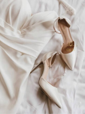 Класичні атласні туфлі з ремінцем