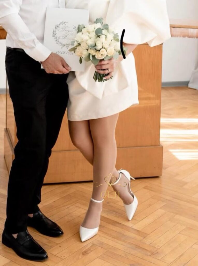 Класичні атласні туфлі з ремінцем