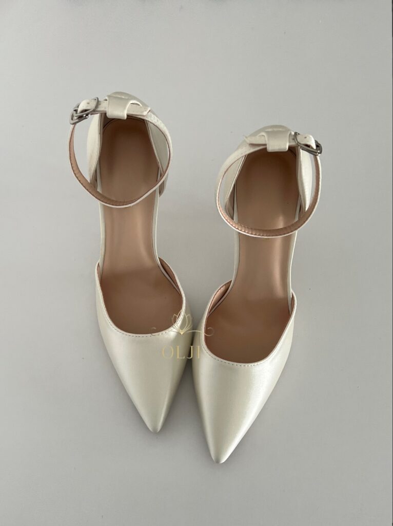 Класичні атласні туфлі з ремінцем