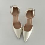 Класичні атласні туфлі з ремінцем