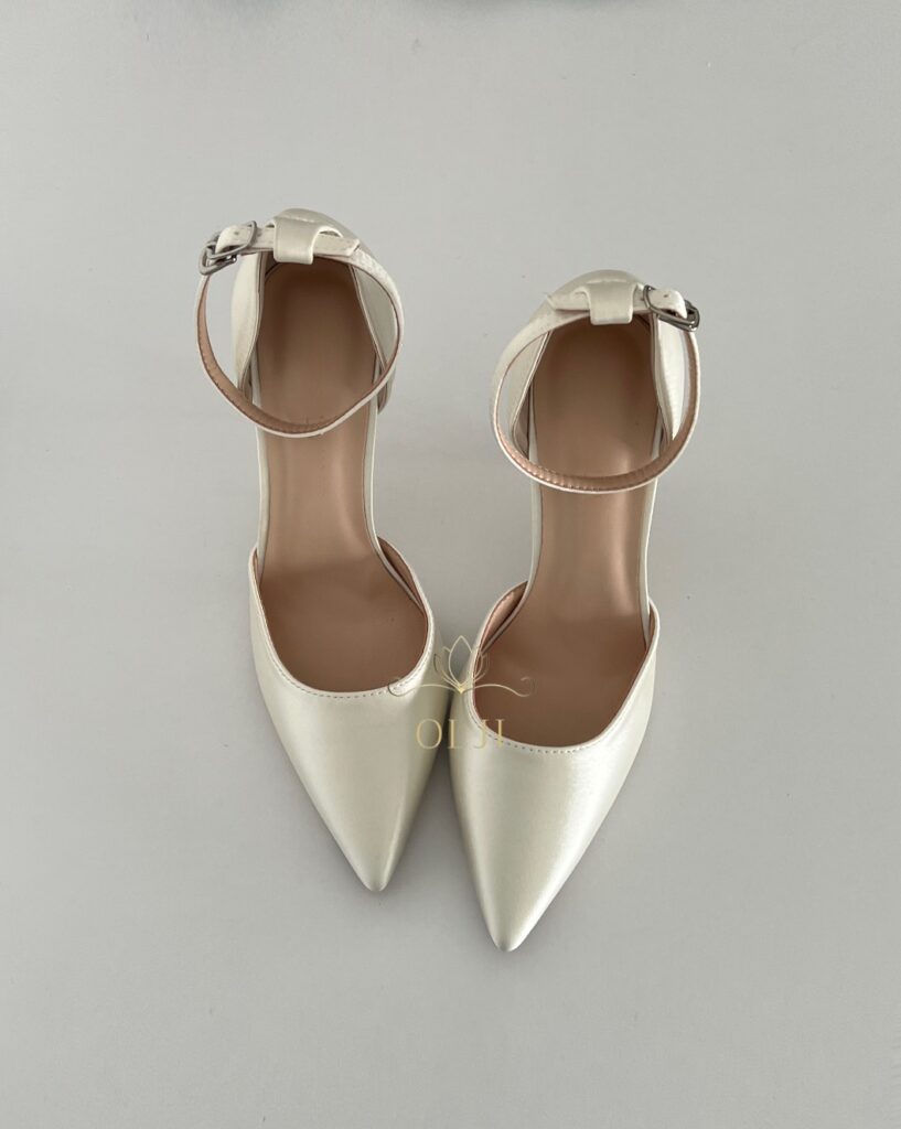 Класичні атласні туфлі з ремінцем