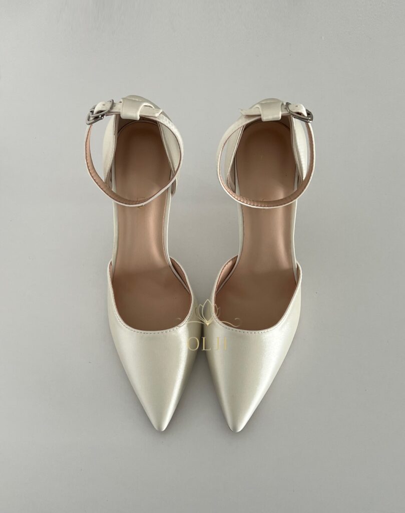 Класичні атласні туфлі з ремінцем