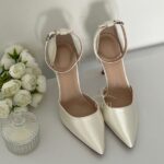 Класичні атласні туфлі з ремінцем