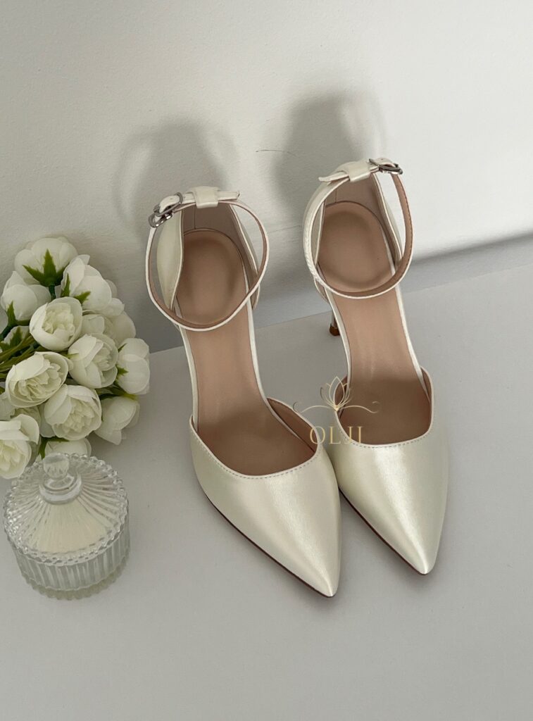 Класичні атласні туфлі з ремінцем