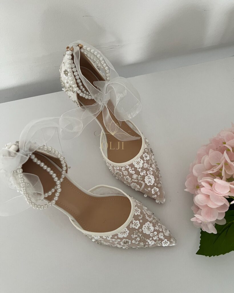 Прозорі туфлі з перлами та стрічками, оздоблені паєтками