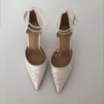 Туфлі з квітковим вишитим візерунком та перлами