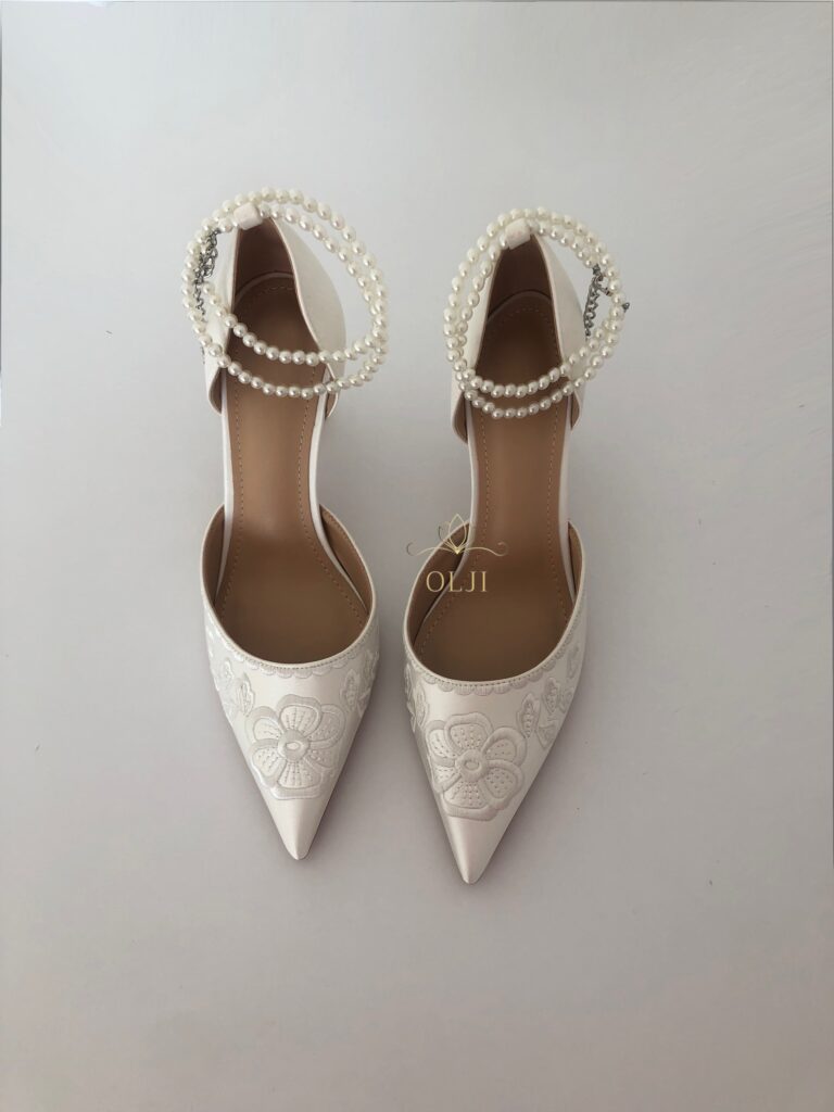 Туфлі з квітковим вишитим візерунком та перлами