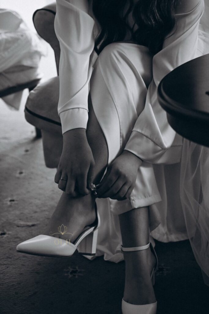 Шкіряні туфлі зі стрічками та класичним ремінцем на широкому підборі