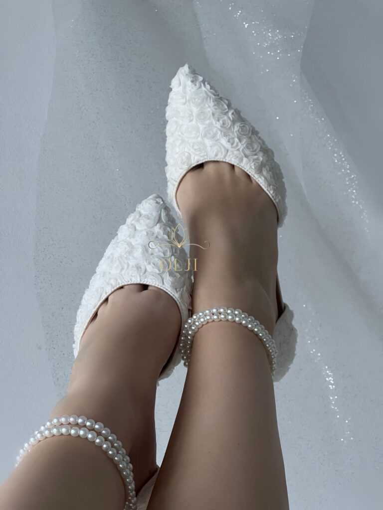 Туфлі з обʼємною вишивкою трояндами та з перлами