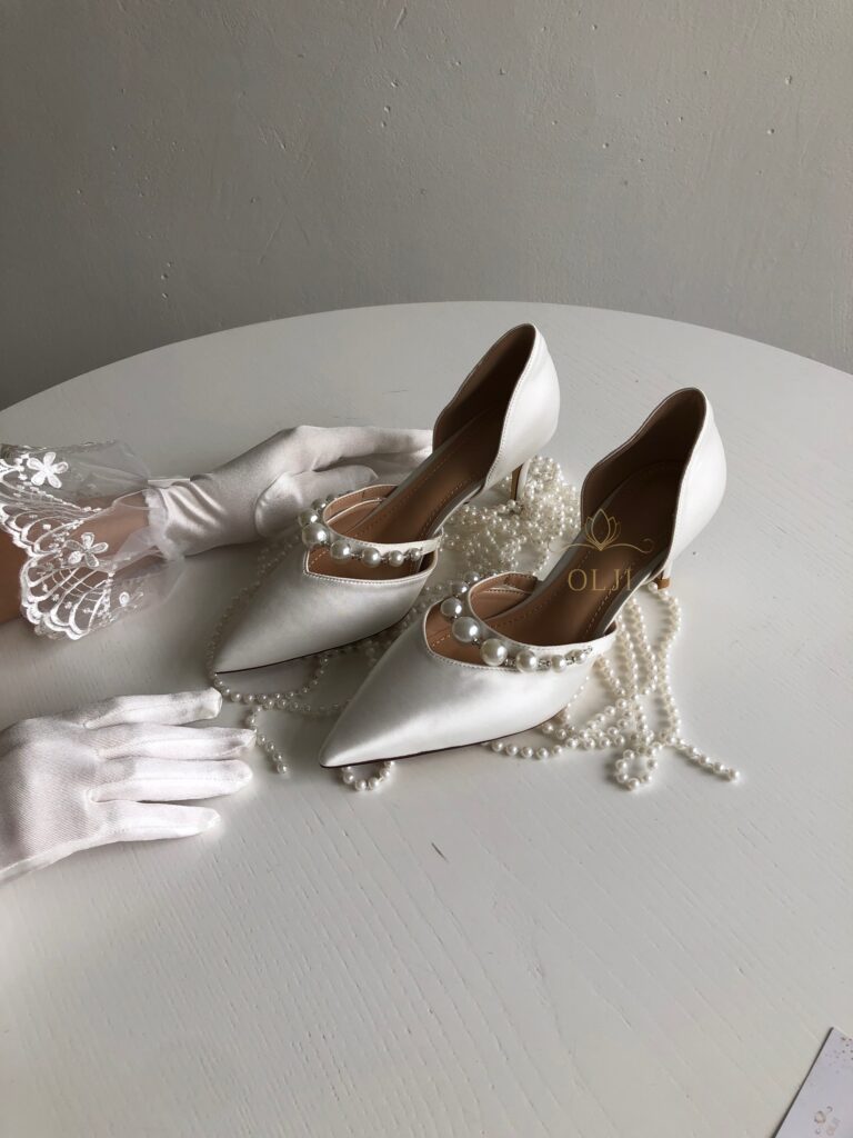 Весільні атласні туфлі з перлами