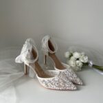 Прозорі туфлі з перлами та стрічками, оздоблені паєтками