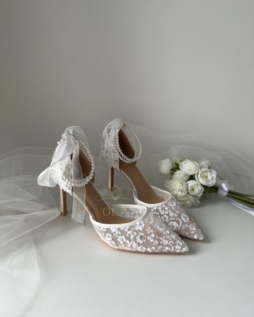 Прозорі туфлі з перлами та стрічками, оздоблені паєтками