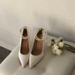 Туфлі закриті атласні з перлами