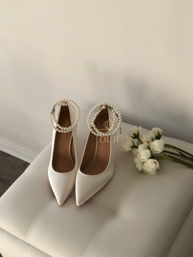 Туфлі закриті атласні з перлами