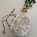 Сумочка-клатч у перлах у формі мушлі