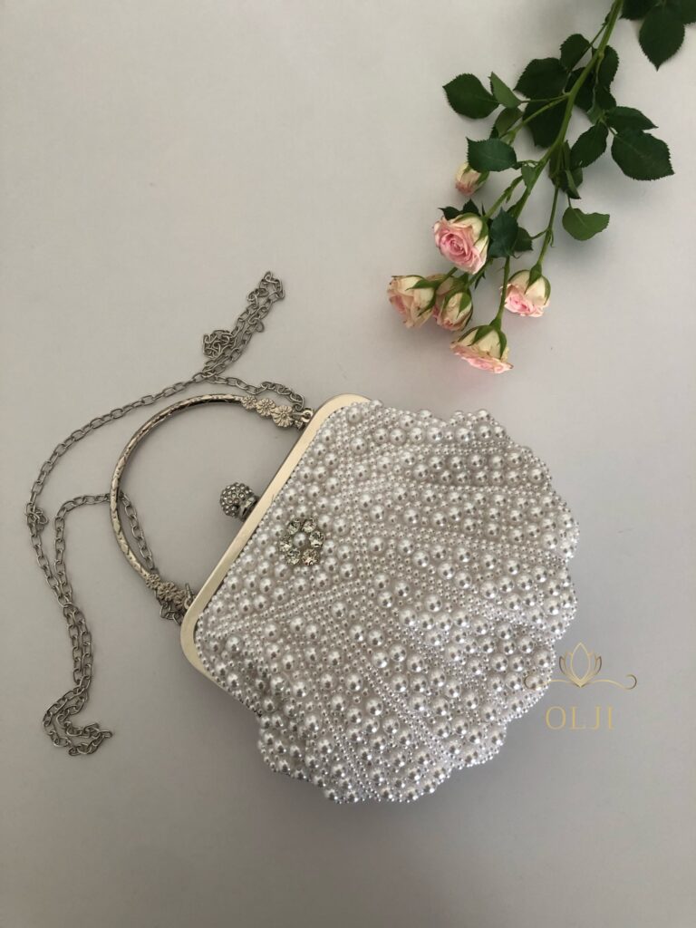 Сумочка-клатч у перлах у формі мушлі