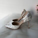 Білі туфлі оздоблені паєтками