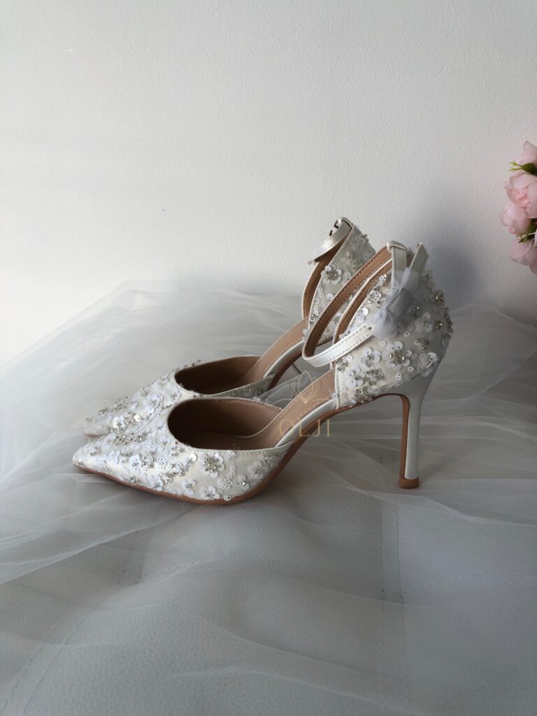 Білі туфлі оздоблені паєтками