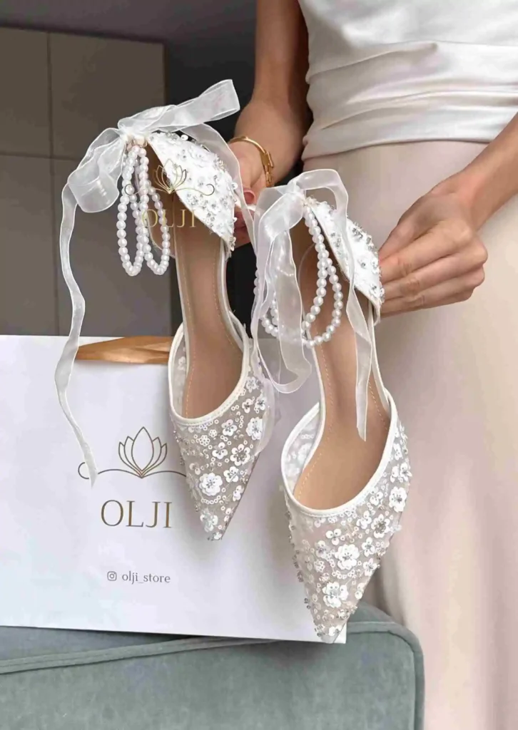 Прозорі туфлі з перлами та стрічками, оздоблені паєтками