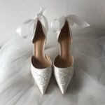 Туфлі зі стрічками та вишитим візерунком