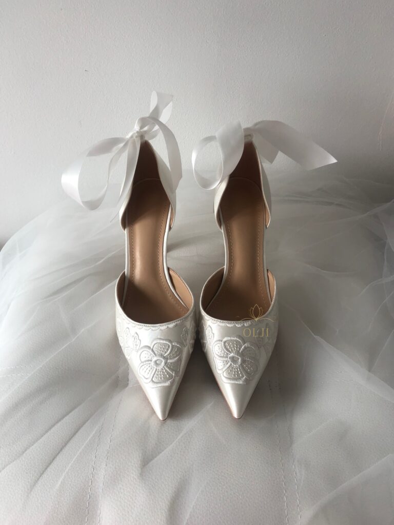 Туфлі зі стрічками та вишитим візерунком