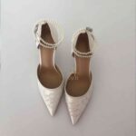 Туфлі з квітковим вишитим візерунком та перлами