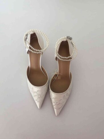 Туфлі з квітковим вишитим візерунком та перлами