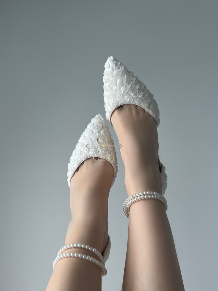 Туфлі з обʼємною вишивкою трояндами та з перлами