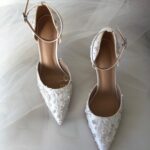 Білі туфлі оздоблені паєтками
