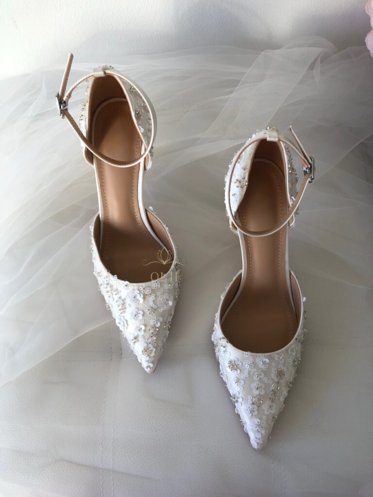 Білі туфлі оздоблені паєтками