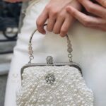 Сумочка-клатч у перлах у формі мушлі