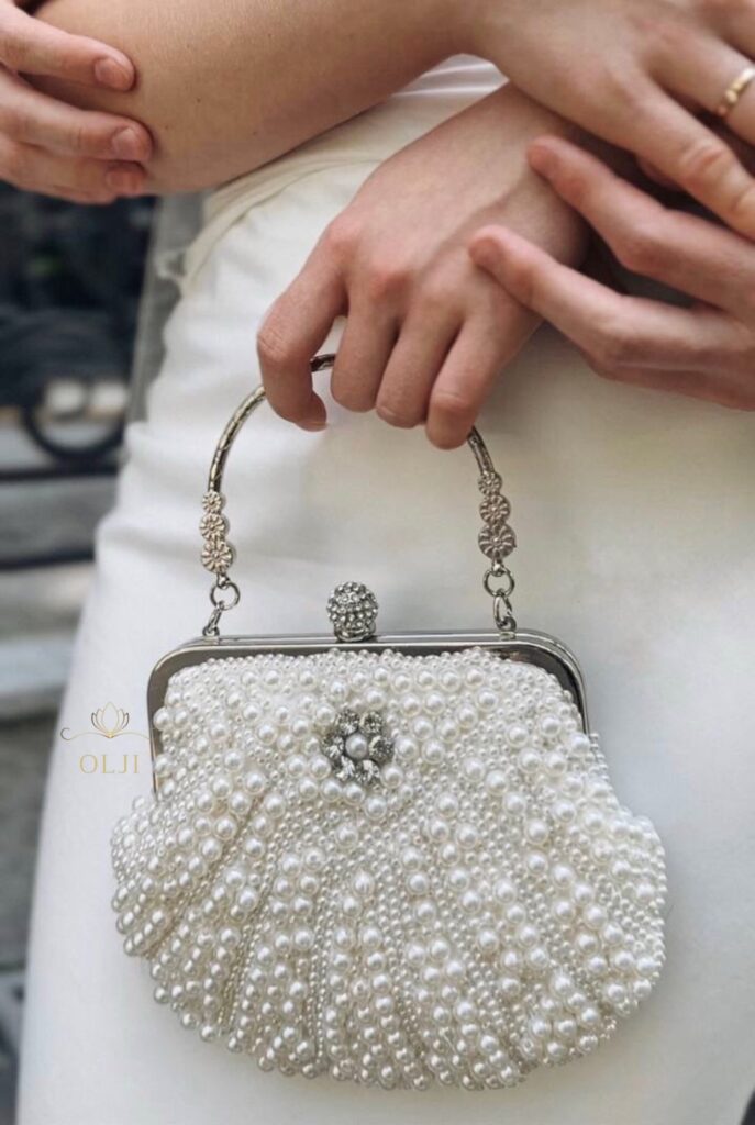 Сумочка-клатч у перлах у формі мушлі