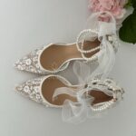 Прозорі туфлі з перлами та стрічками, оздоблені паєтками