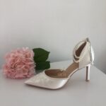 Туфлі з квітковим вишитим візерунком та перлами