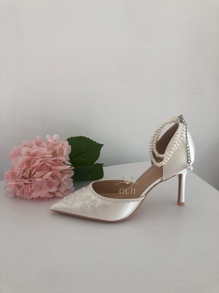 Туфлі з квітковим вишитим візерунком та перлами