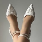 Білі туфлі з паєтками та перлами