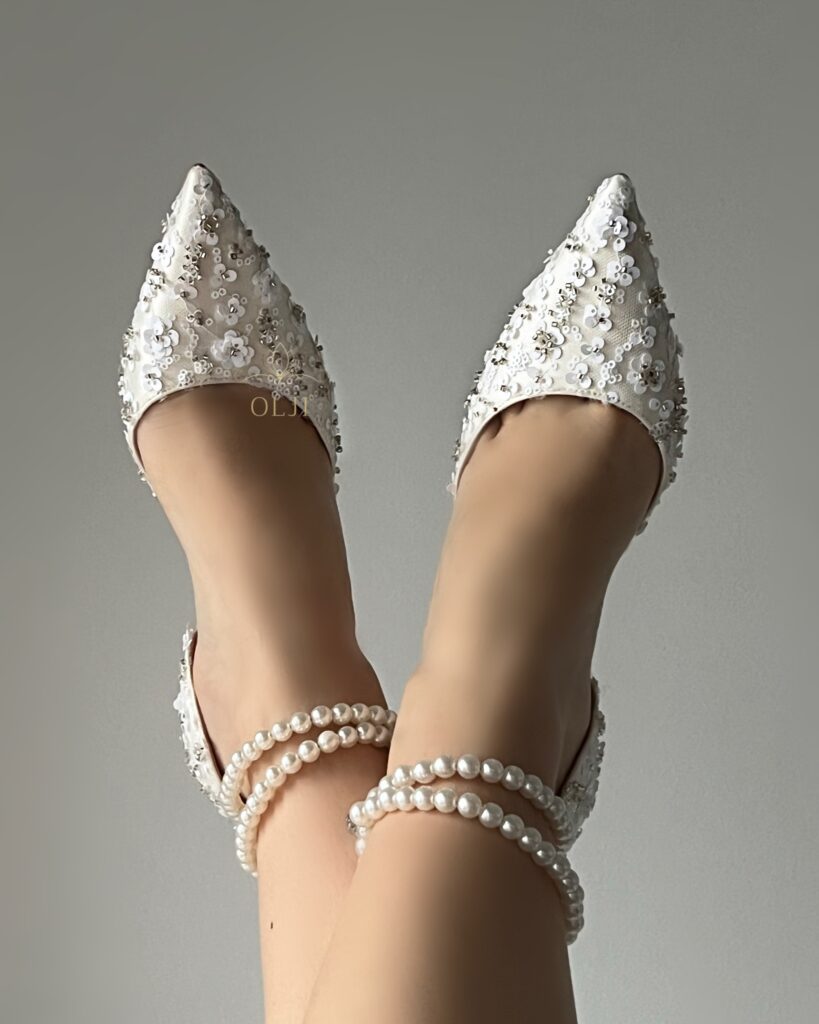 Білі туфлі з паєтками та перлами