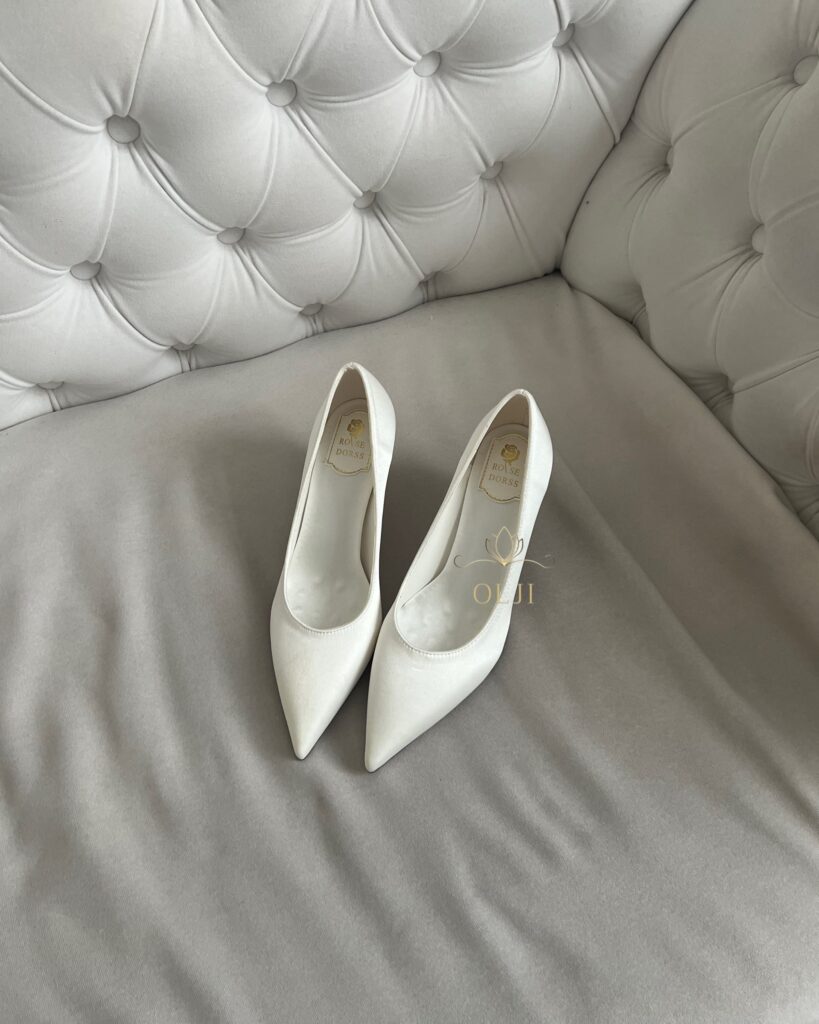 Класичні закриті атласні туфлі