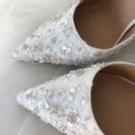 Білі туфлі оздоблені паєтками