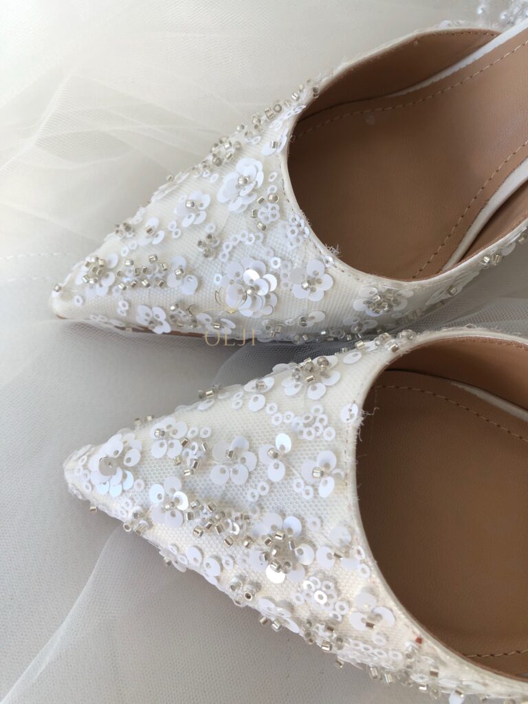 Білі туфлі оздоблені паєтками