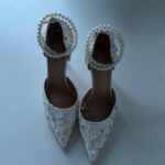 Білі туфлі з паєтками та перлами