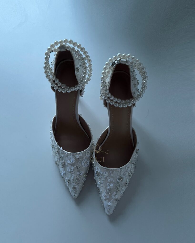 Білі туфлі з паєтками та перлами